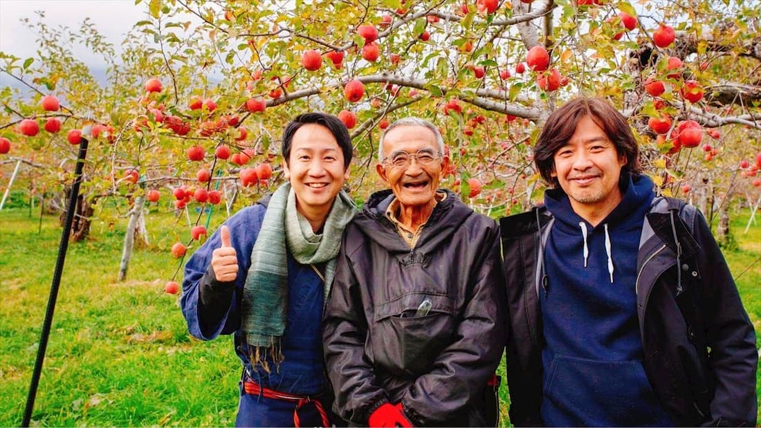左から麻布島崎屋 代表 室岡、「奇跡のリンゴ」の木村氏、自然栽培パーティの佐伯氏
